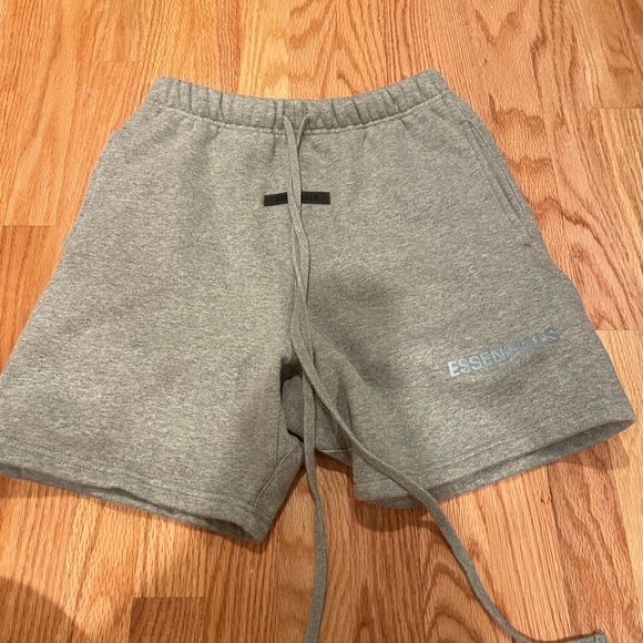 essentials shorts - Picture 2 of 3